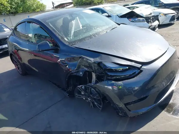 7SAYGDEDXSF304056 2025 TESLA MODEL Y - Image 1