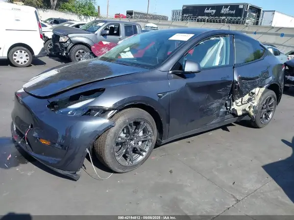 7SAYGDEDXSF304056 2025 TESLA MODEL Y - Image 2