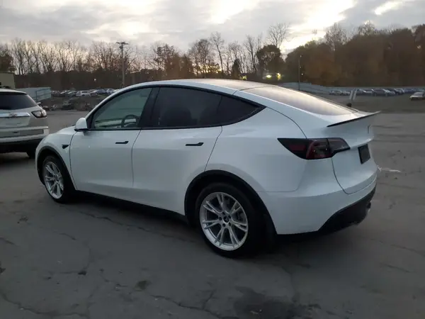 7SAYGDEE0NF312423 2022 TESLA MODEL Y - Image 2