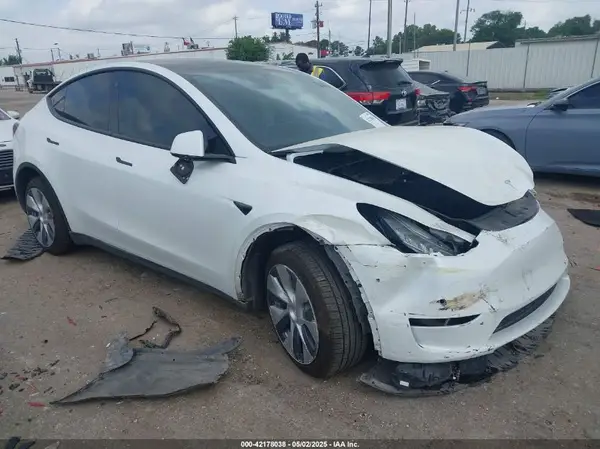 7SAYGDEE0NF332610 2022 TESLA MODEL Y - Image 1