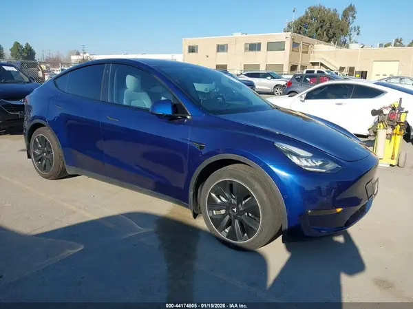 7SAYGDEE0NF361380 2022 TESLA MODEL Y - Image 1