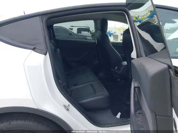 7SAYGDEE0NF364070 2022 TESLA MODEL Y - Image 8
