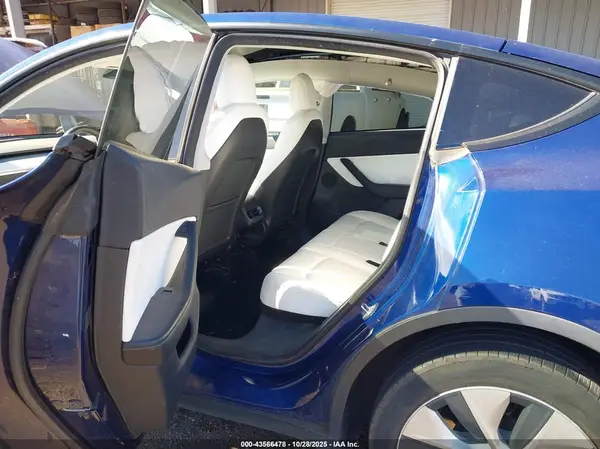 7SAYGDEE0NF367308 2022 TESLA MODEL Y - Image 8