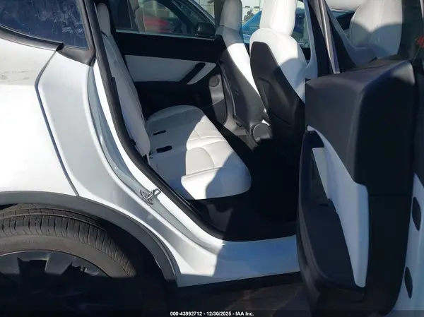 7SAYGDEE0NF370077 2022 TESLA MODEL Y - Image 8