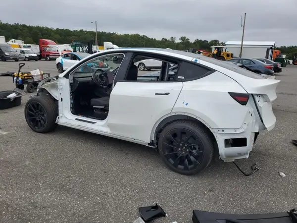 7SAYGDEE0NF375070 2022 TESLA MODEL Y - Image 2