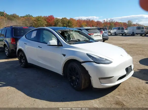 7SAYGDEE0NF379863 2022 TESLA MODEL Y - Image 1