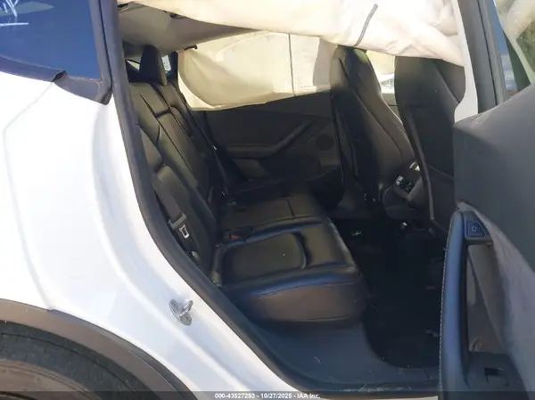 7SAYGDEE0NF379863 2022 TESLA MODEL Y - Image 8