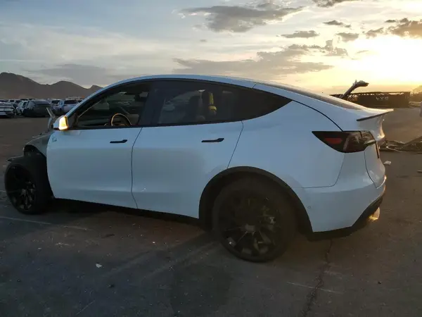 7SAYGDEE0NF385601 2022 TESLA MODEL Y - Image 2