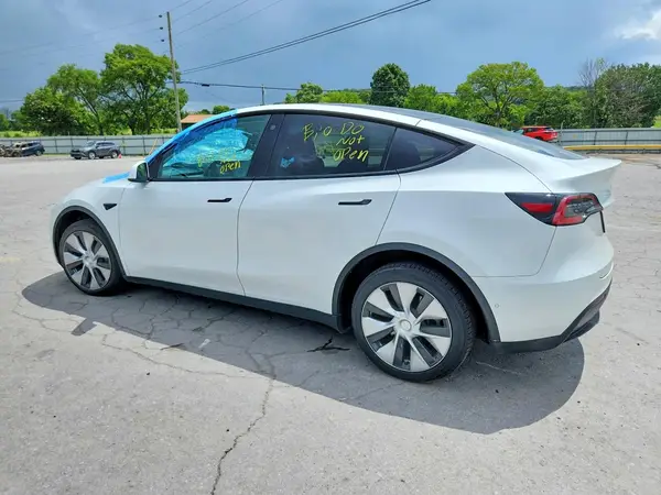 7SAYGDEE0NF424476 2022 TESLA MODEL Y - Image 2