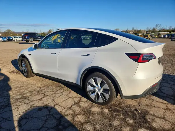 7SAYGDEE0NF459132 2022 TESLA MODEL Y - Image 2