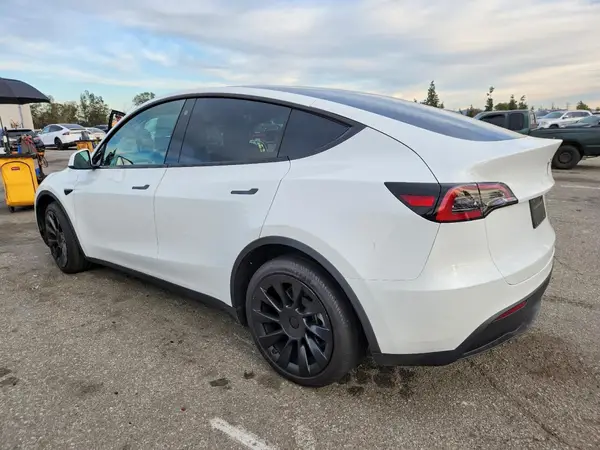 7SAYGDEE0NF511326 2022 TESLA MODEL Y - Image 2