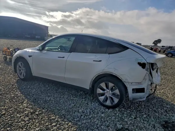 7SAYGDEE0NF520902 2022 TESLA MODEL Y - Image 2