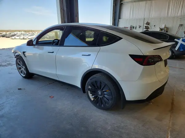 7SAYGDEE0PA077215 2023 TESLA MODEL Y - Image 2