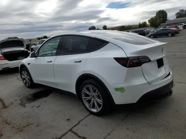 7SAYGDEE0PF582951 2023 TESLA MODEL Y - Image 2