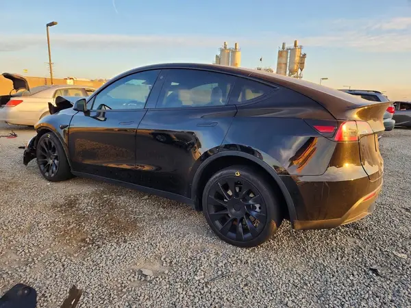 7SAYGDEE0PF621117 2023 TESLA MODEL Y - Image 2