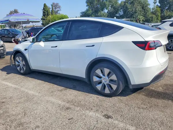 7SAYGDEE0PF623028 2023 TESLA MODEL Y - Image 2