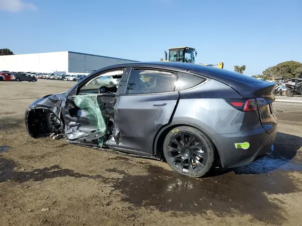7SAYGDEE0PF625815 2023 TESLA MODEL Y - Image 2