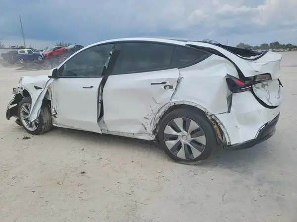 7SAYGDEE0PF629895 2023 TESLA MODEL Y - Image 2