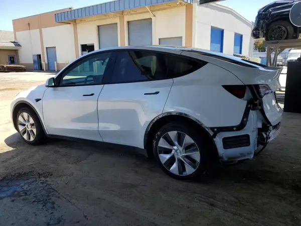 7SAYGDEE0PF637124 2023 TESLA MODEL Y - Image 2