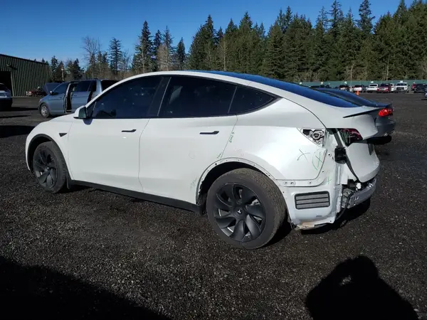 7SAYGDEE0PF683083 2023 TESLA MODEL Y - Image 2