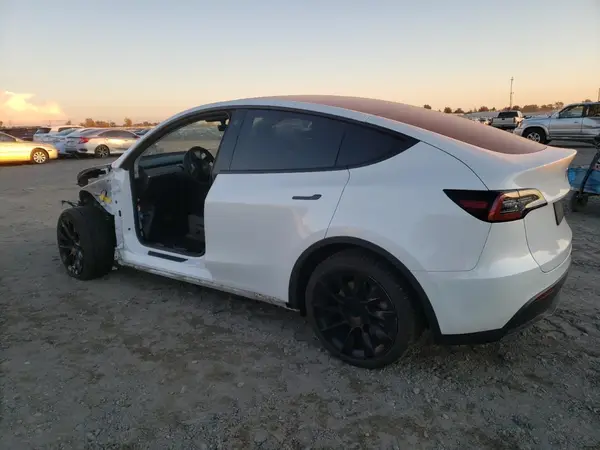 7SAYGDEE0PF692298 2023 TESLA MODEL Y - Image 2