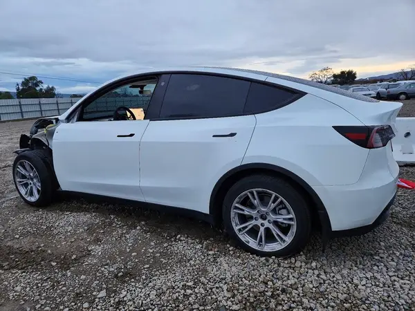 7SAYGDEE0PF739863 2023 TESLA MODEL Y - Image 2