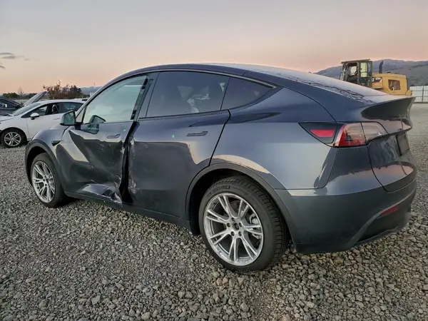 7SAYGDEE0PF740222 2023 TESLA MODEL Y - Image 2