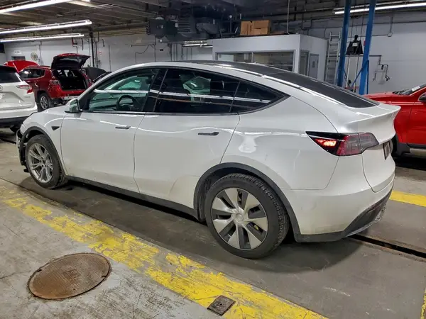 7SAYGDEE0PF781255 2023 TESLA MODEL Y - Image 2