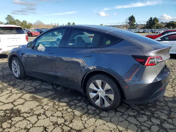 7SAYGDEE0PF806588 2023 TESLA MODEL Y - Image 2