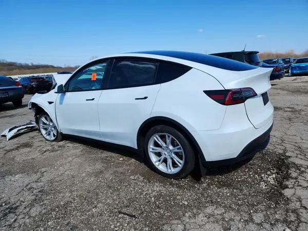 7SAYGDEE0PF807093 2023 TESLA MODEL Y - Image 2