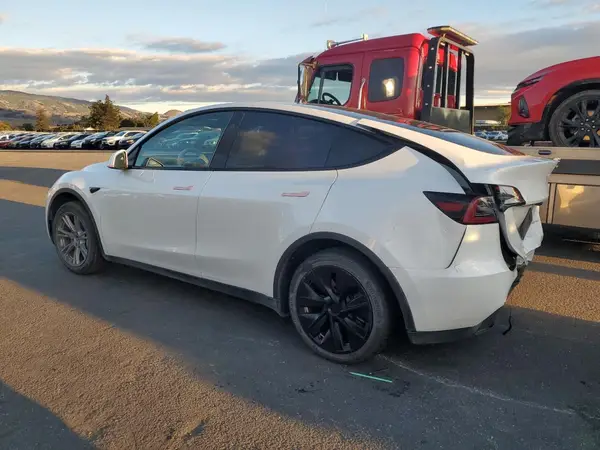 7SAYGDEE0PF814738 2023 TESLA MODEL Y - Image 2