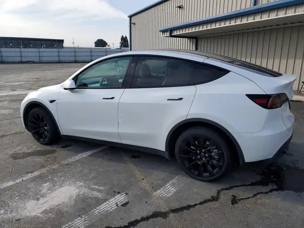 7SAYGDEE0PF844550 2023 TESLA MODEL Y - Image 2