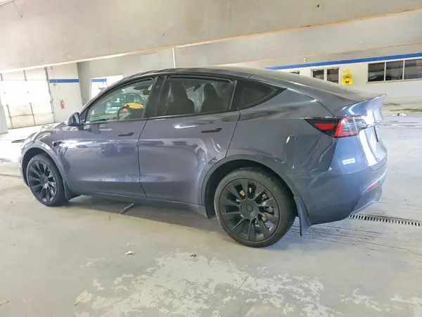 7SAYGDEE0PF855001 2023 TESLA MODEL Y - Image 2