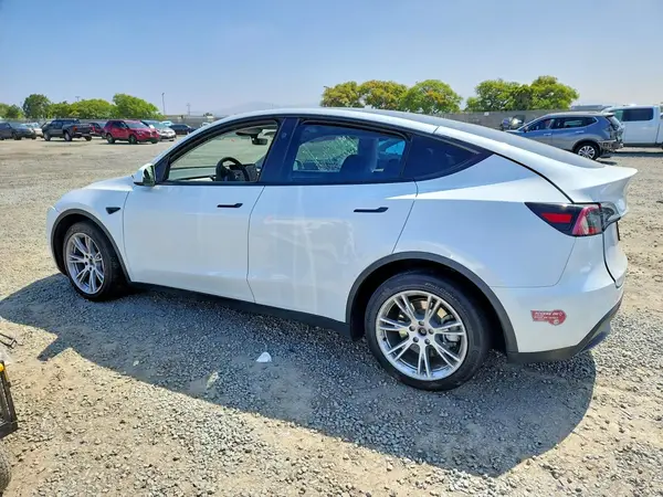 7SAYGDEE0PF855158 2023 TESLA MODEL Y - Image 2