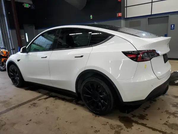 7SAYGDEE0PF869092 2023 TESLA MODEL Y - Image 2
