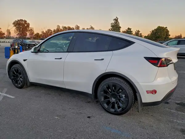 7SAYGDEE0PF886023 2023 TESLA MODEL Y - Image 2