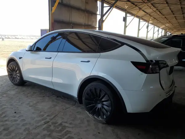 7SAYGDEE0PF900082 2023 TESLA MODEL Y - Image 2