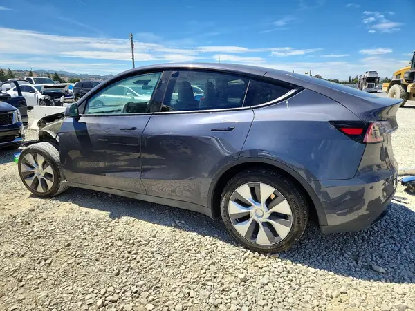 7SAYGDEE0PF957494 2023 TESLA MODEL Y - Image 2