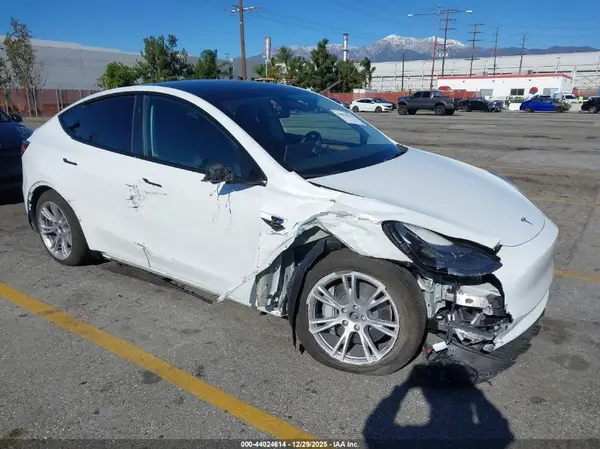 7SAYGDEE0RA216410 2024 TESLA MODEL Y - Image 1