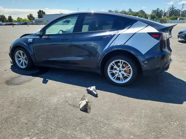 7SAYGDEE0RF005209 2024 TESLA MODEL Y - Image 2