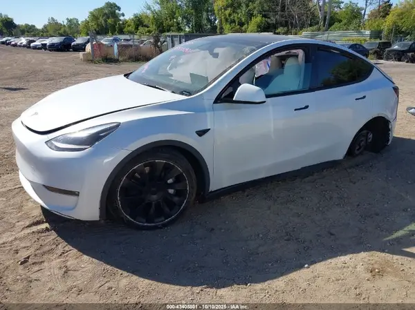 7SAYGDEE0RF027744 2024 TESLA MODEL Y - Image 2