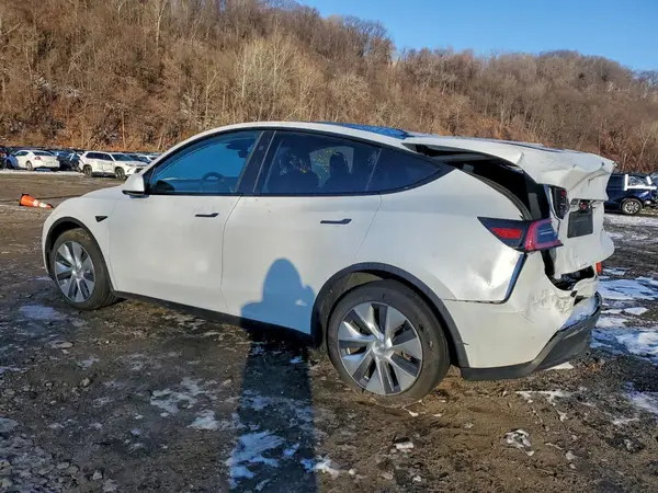 7SAYGDEE0RF084333 2024 TESLA MODEL Y - Image 2