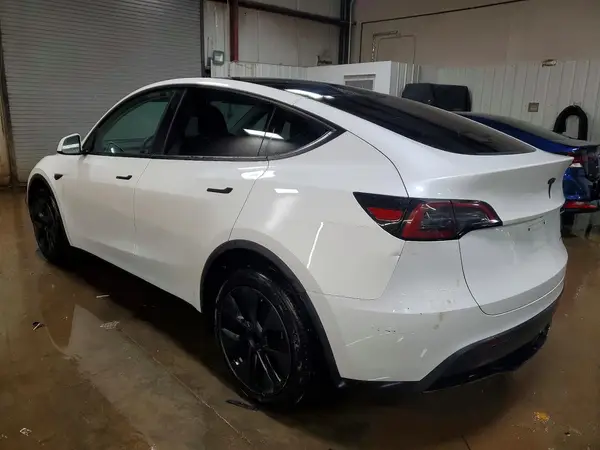 7SAYGDEE0RF132980 2024 TESLA MODEL Y - Image 2
