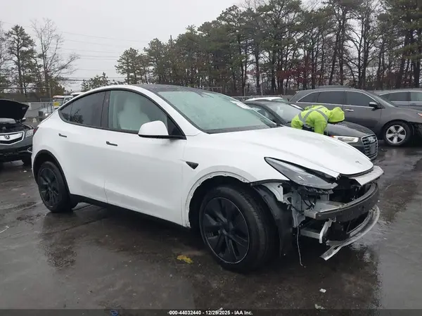 7SAYGDEE0RF170774 2024 TESLA MODEL Y - Image 1