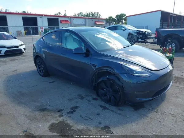 7SAYGDEE0SA338755 2025 TESLA MODEL Y - Image 1
