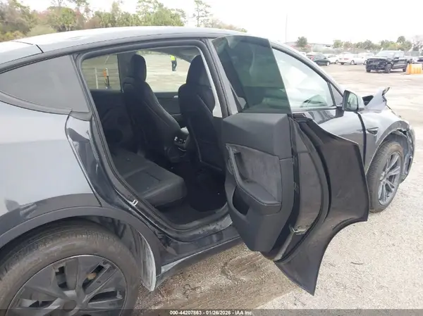 7SAYGDEE0SA354468 2025 TESLA MODEL Y - Image 8