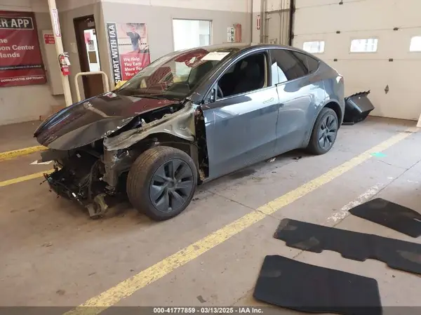 7SAYGDEE0SF240800 2025 TESLA MODEL Y - Image 2