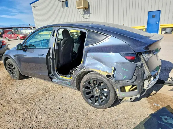 7SAYGDEE1NA018008 2022 TESLA MODEL Y - Image 2