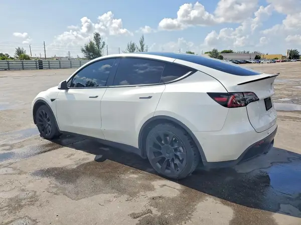 7SAYGDEE1NF307103 2022 TESLA MODEL Y - Image 2