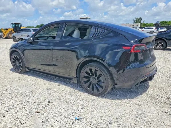 7SAYGDEE1NF323379 2022 TESLA MODEL Y - Image 2